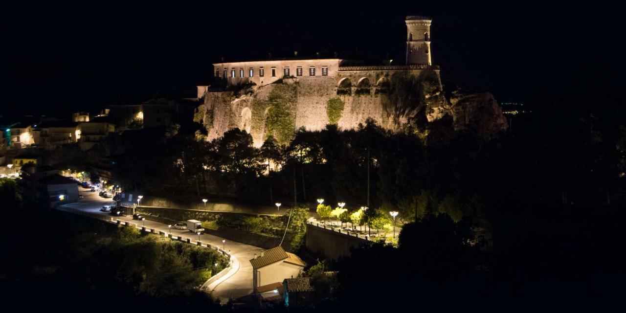 Castello Di Caccuri Suites מראה חיצוני תמונה